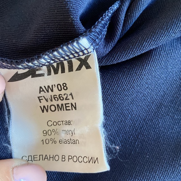 Woman sport top size Medium, but fits better Small - Picture 3 of 4